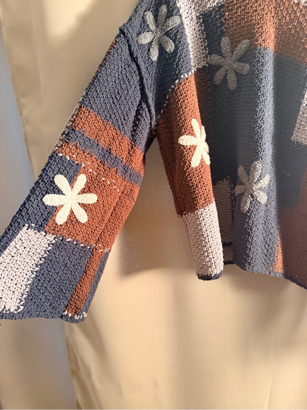 POL Patchwork Daisy V-Neck Sweater in Brown, Gray & Cream - Picture 3 of 4